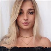 Studentessa universitaria offre aiuto nello svolgimento dei compiti